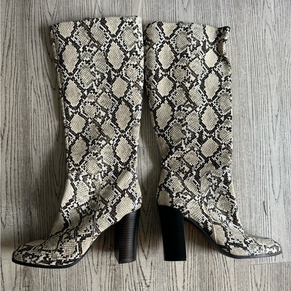 Kenneth Cole, New York, Justin snakeskin, print round, toe block heel. Size 10